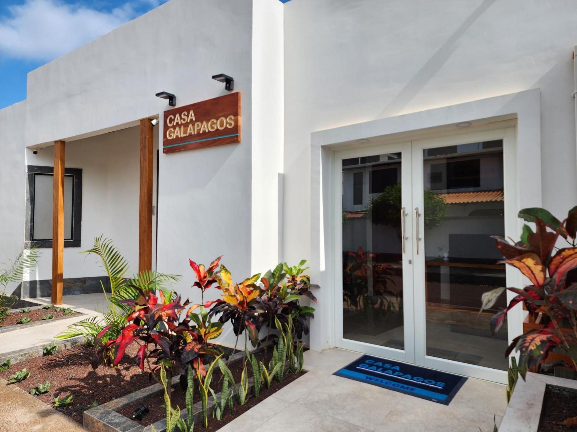 Casa Galapagos By Hostal Fragata プエルトアヨラ エクステリア 写真